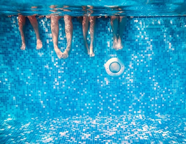 https://www.news-medical.net/image-handler/picture/2016/6/Children's_and_adults_legs_underwater_in_the_swimming_pool-Kateryna_Mostova-1000_1f992b6d07eb42ecb1becf9fdd573705-620x480.jpg