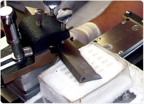Sectioning tissue