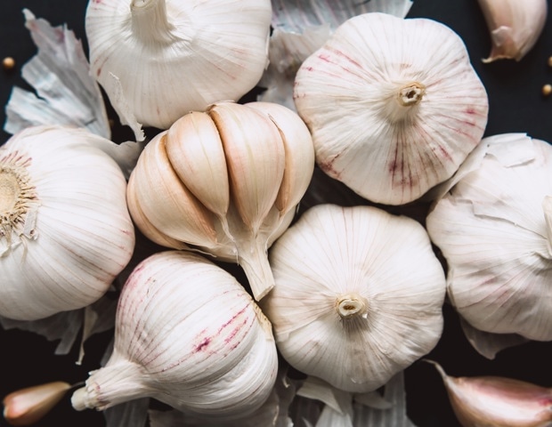 Sulfur-Rich Foods for Longevity: How Garlic and Cruciferous Vegetables Support Cellular Repair