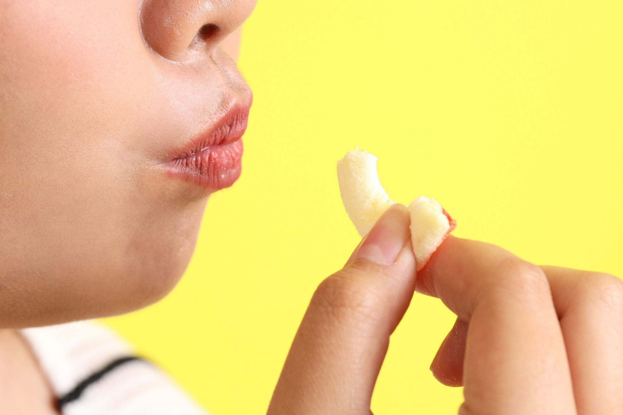 Person eating jelly in the hand