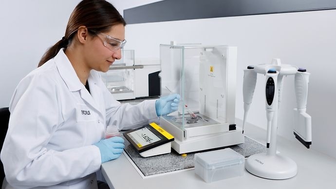 Female scientist using the Cubis® III suite