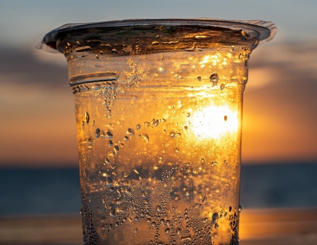 Air bubbles on plastics release microplastics into water