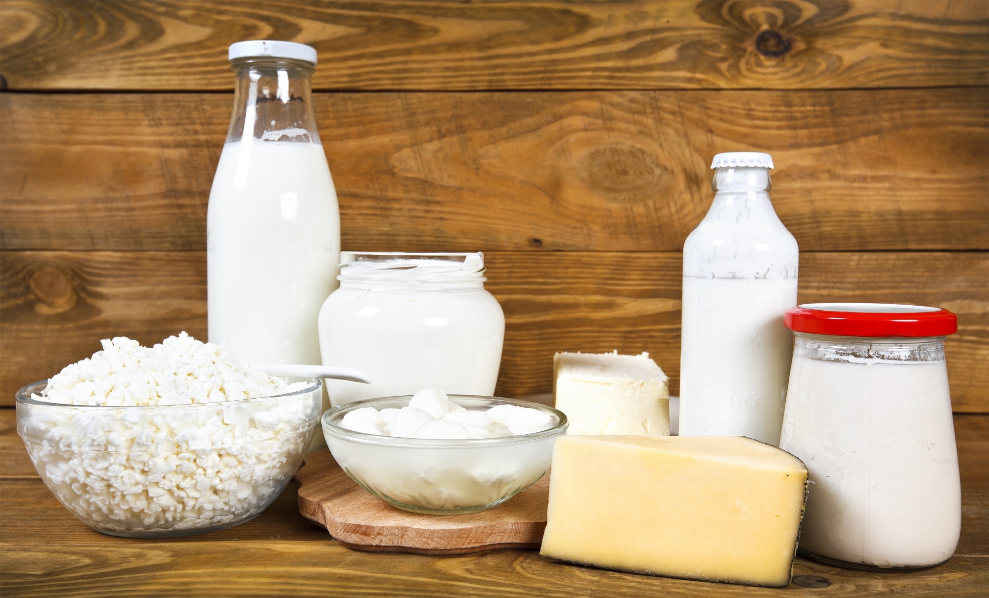Study: The effect of three daily servings of full-fat dairy for 12 weeks on body weight, body composition, energy metabolism, blood lipids, and dietary intake of adults with overweight and obesity. Image Credit: Skylines / Shutterstock