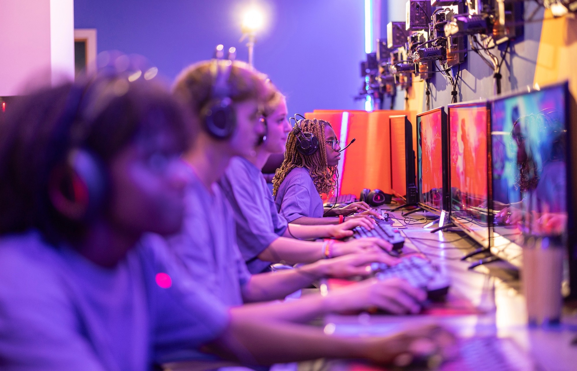 Study: Gender, performance, and prize money: a study of pay discrimination against female teams in eSports. Image Credit: PintoArt / Shutterstock