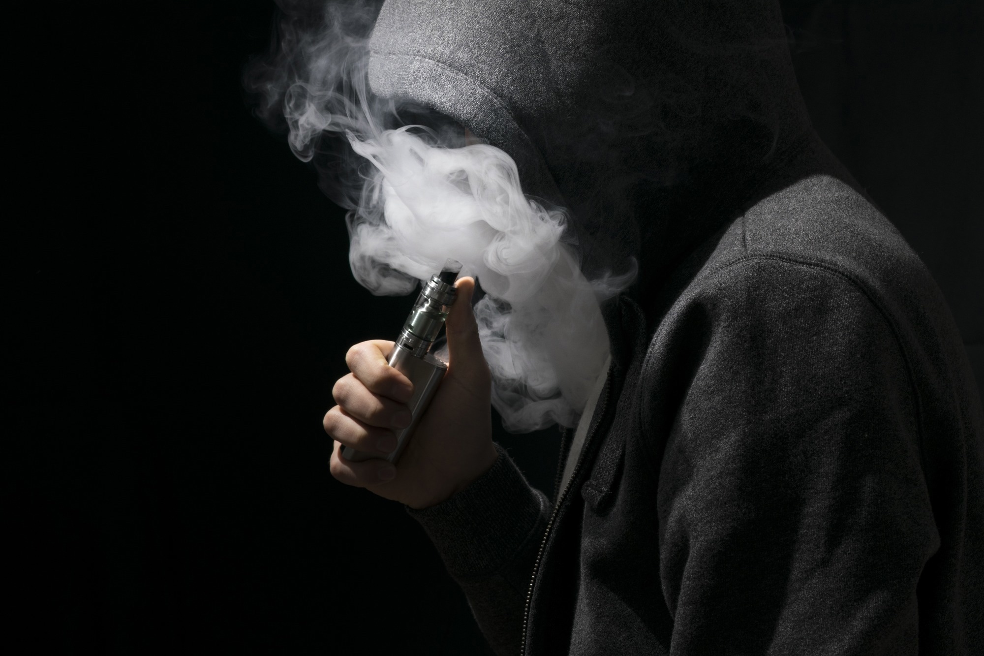 Study: The impact of e-cigarette use on cognitive function, emotional intelligence, and dementia risk in adolescents and young adults. Image Credit: Hazem.m.kamal / Shutterstock