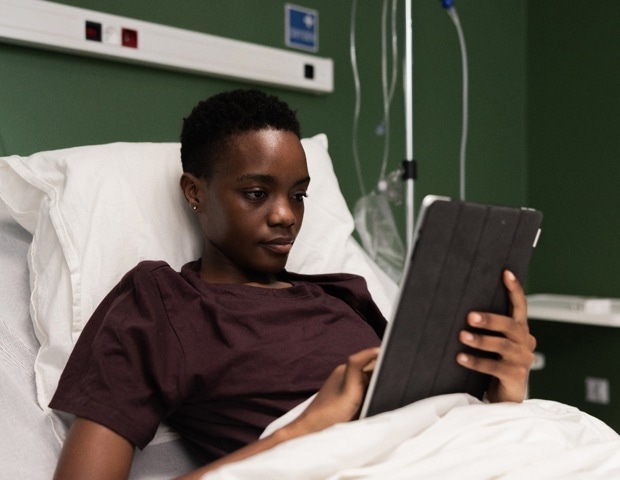 Moderate screen time post concussion may help teens recover faster