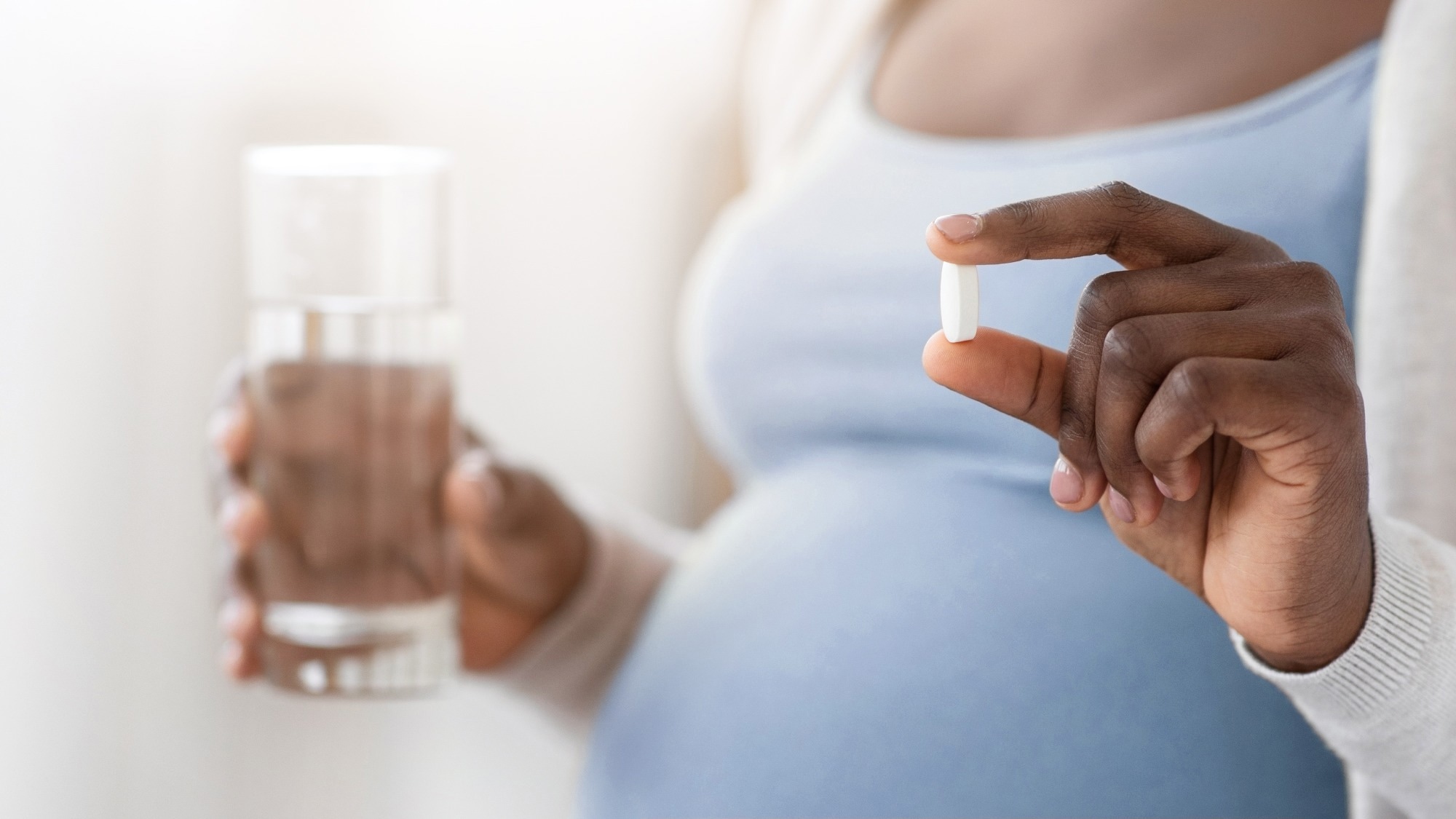 Unrecognizable Black Expectant Lady Holding Pill And Water Glass