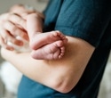 Early skin-to-skin contact helps calm newborns but does not lower bilirubin