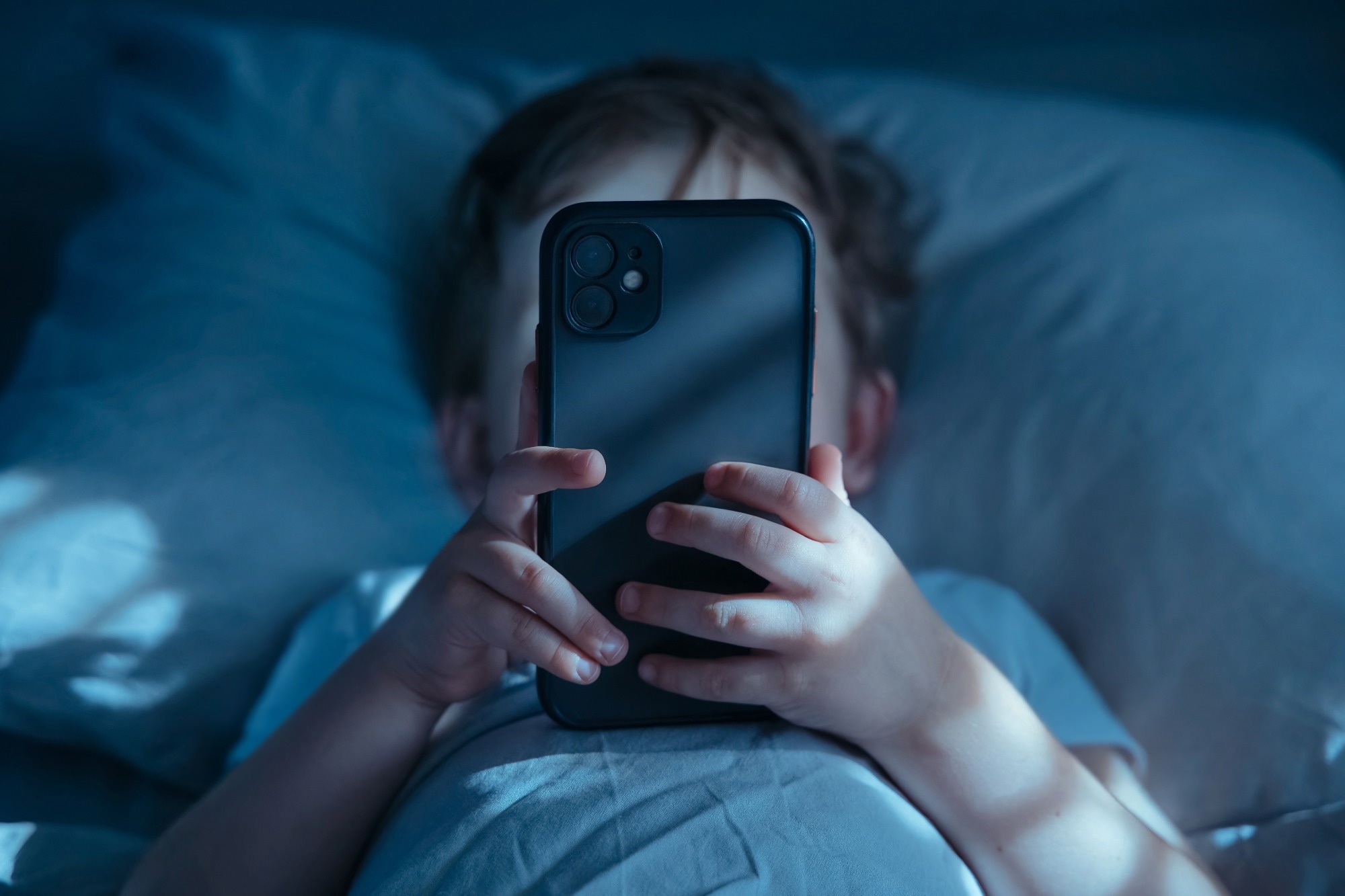 Study: Exploring the impact of social media on adolescent and young adult mental health. Image Credit: Arsenii Palivoda / Shutterstock