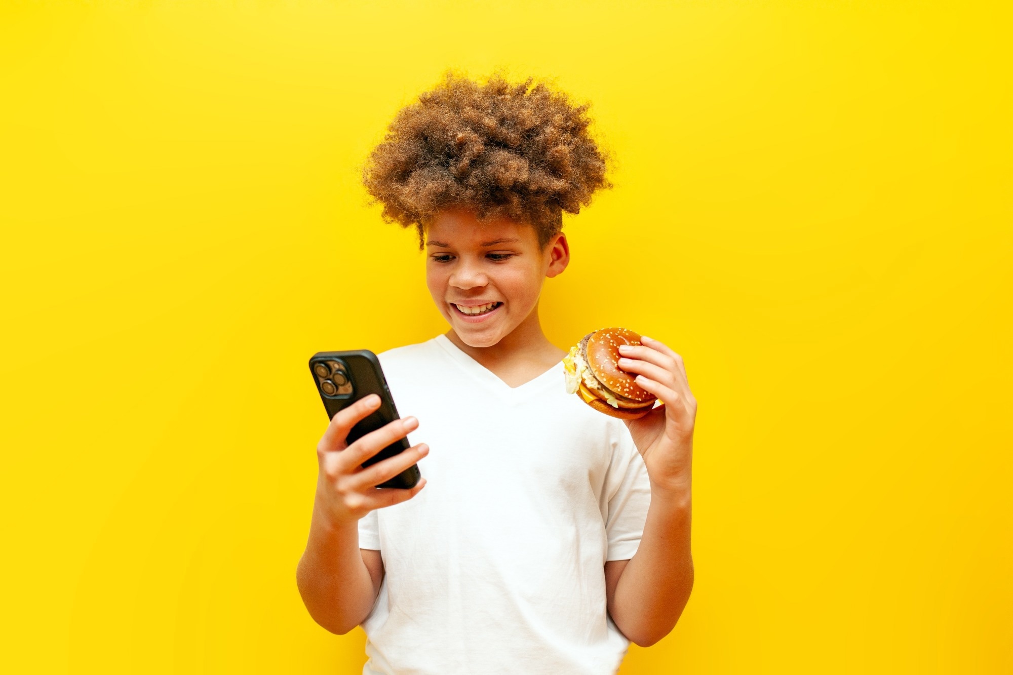Study: Prevalence of Use of Mobile Food Delivery Services During School Hours in the United States: Survey Study. Image Credit: Bohdan Malitskiy / Shutterstock
