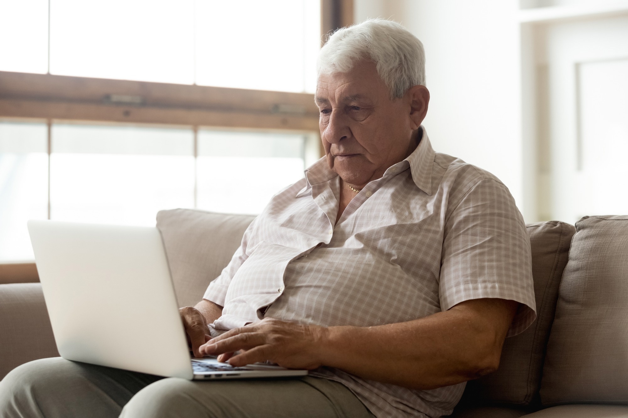 Study: Screen time modalities and neurocognition in older adults: multi-cohort and Mendelian randomization evidence. Image Credit: fizkes / Shutterstock